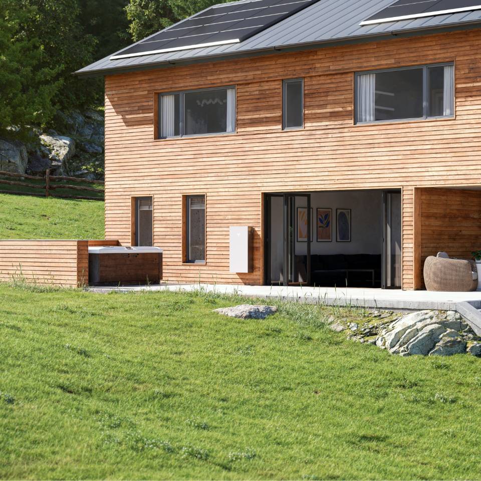 Modernes Holzhaus mit Solarpanelen