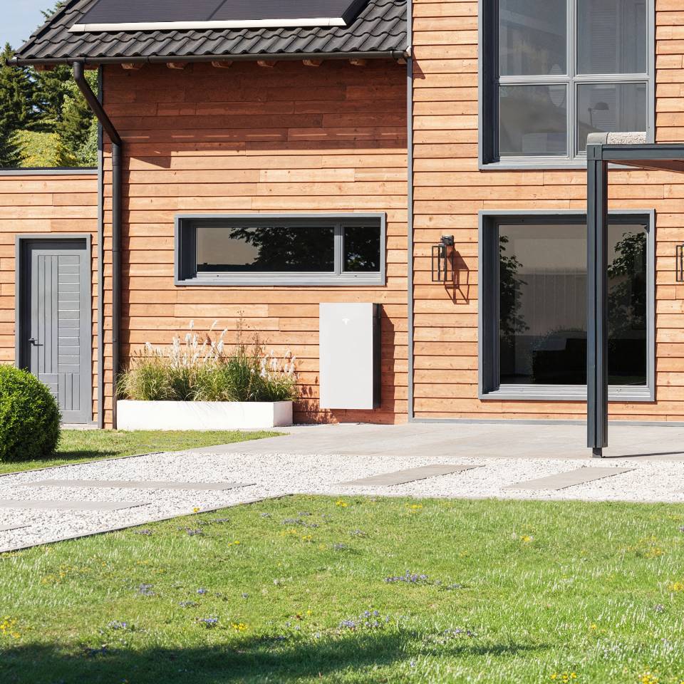 Holzhaus mit modernen Fenstern