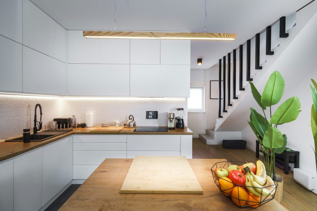 Moderne Küche mit Holzdetails